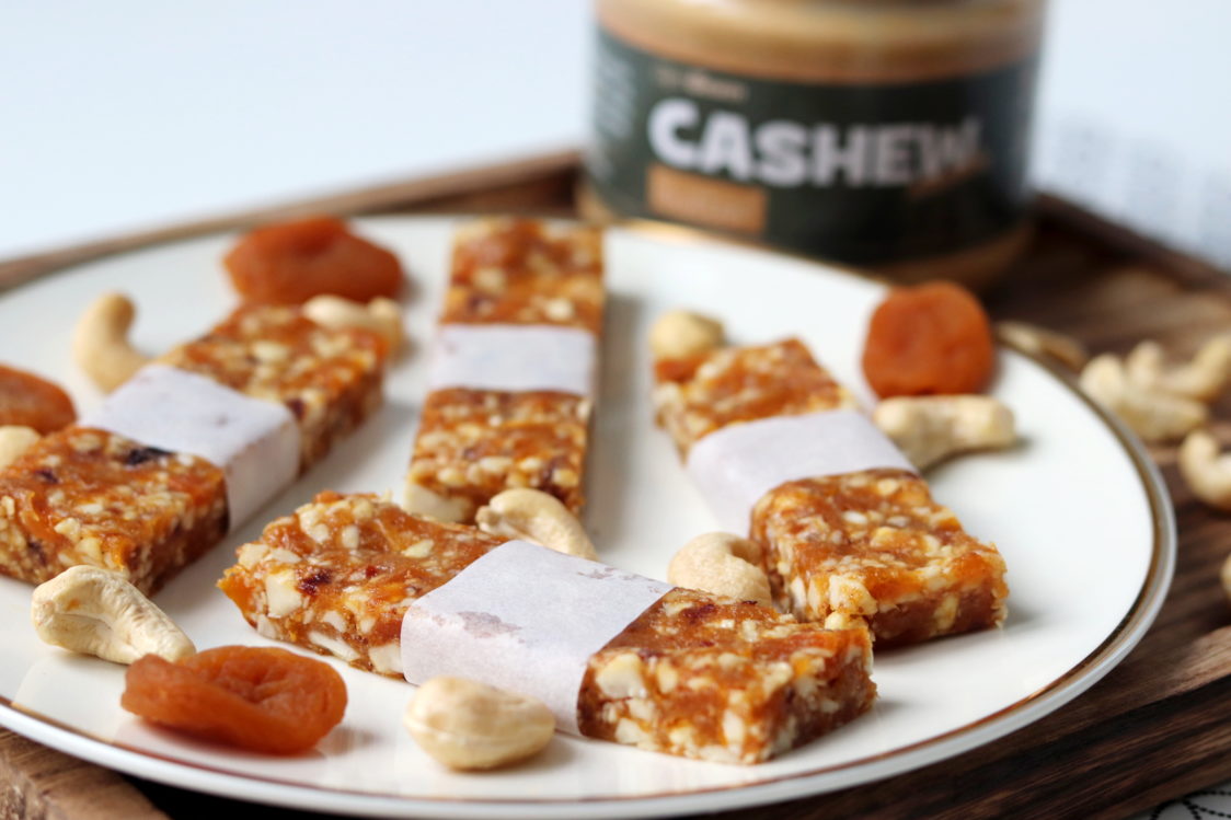 Ingrediente pentru batoane raw cu caju și caise