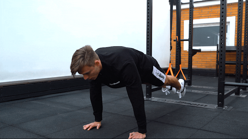 Cum se efectuează exercițiul raise the roof cu TRX?