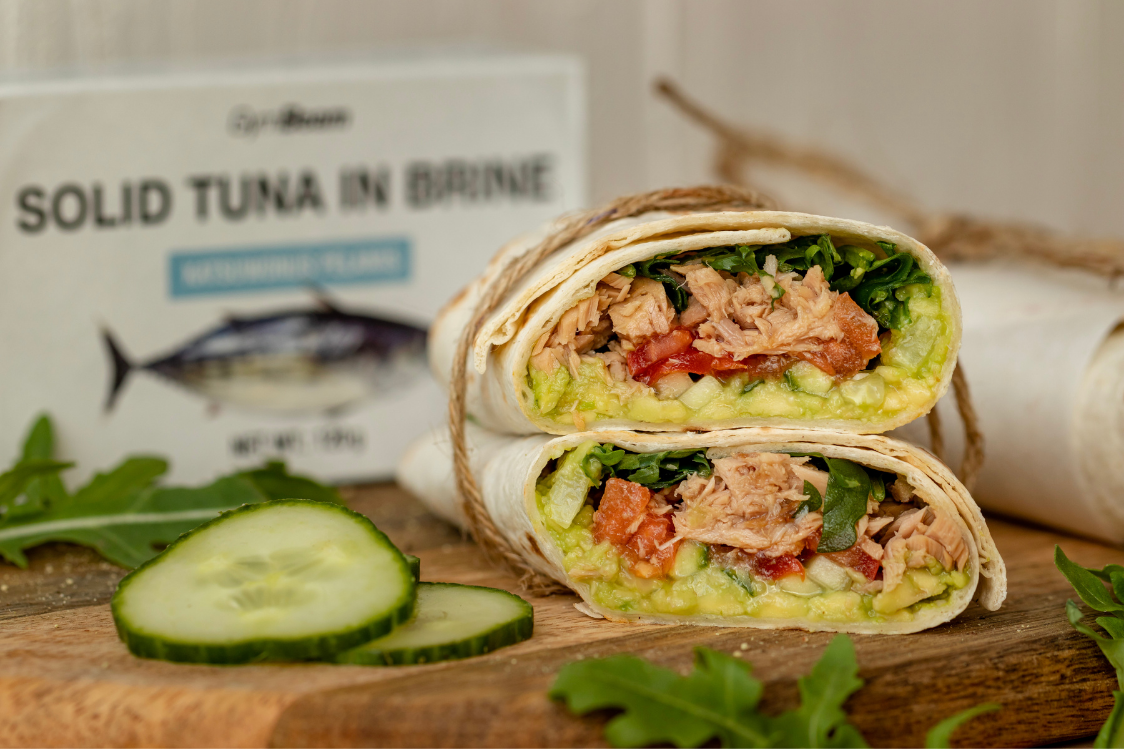 Rețetă Fitness: Wrap cu ton, cremă de avocado și legume