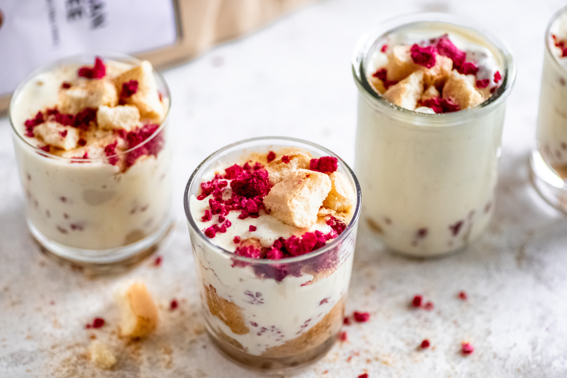 Tiramisu cremos cu zmeură în pahar