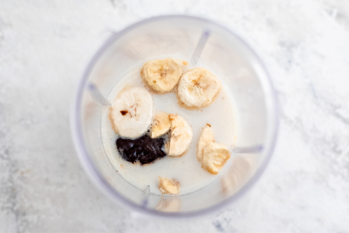 Smoothie cremos cu banane și unt de arahide - preparare