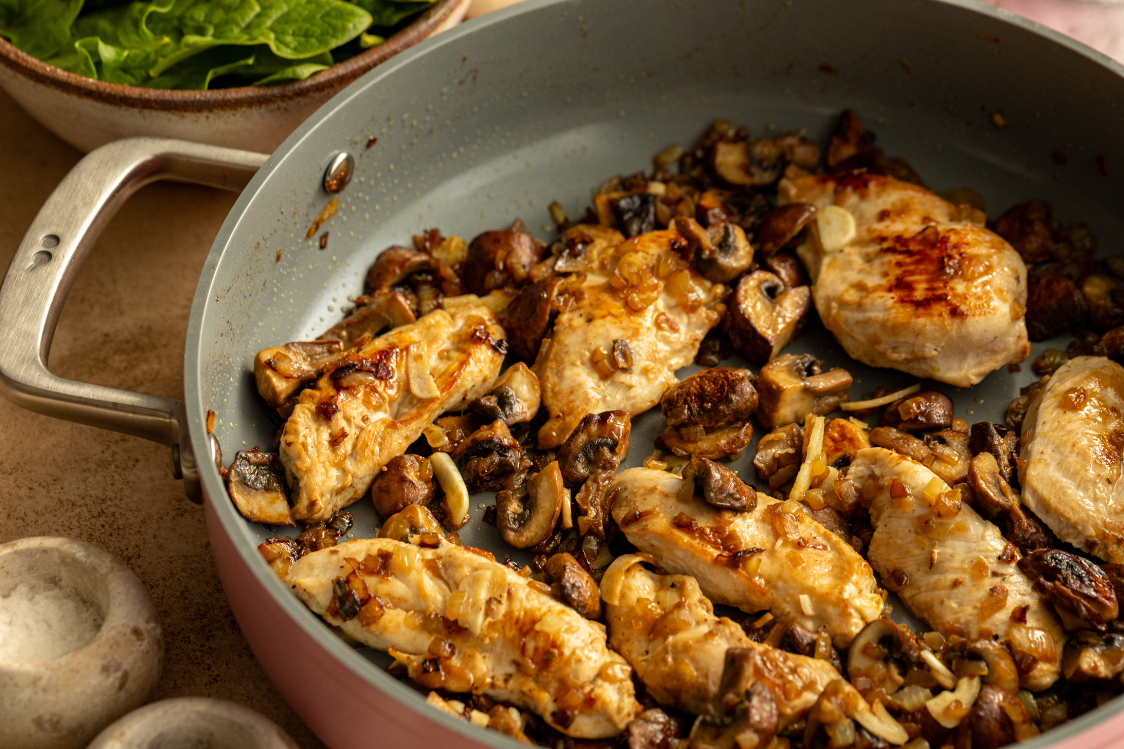 Piept de pui cu ciuperci - prăjirea cărnii Piept de pui cu ciuperci - prăjirea cărnii