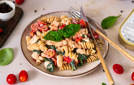 Rețetă Fitness: Paste cremoase cu somon