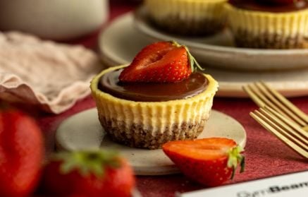 Rețetă fitness: Mini cheesecake-uri cu glazură de ciocolată