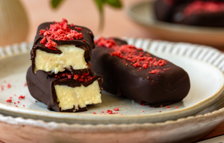 Rețetă fitness: Batoane de brânză quark glazurate cu ciocolată